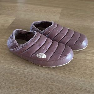 The North Face Thermoball Traction Mules V Slipper, Women’s Size 9, Mauve/Purple